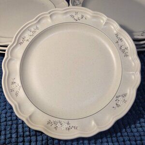 Pfaltzgraff 'Heirloom' pattern, Gray and White Flowers dinner plate